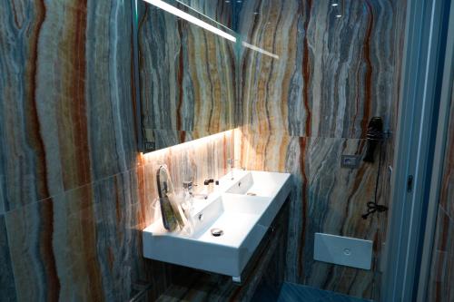 卡梅罗塔码头B&B Luca的一间带水槽和镜子的浴室