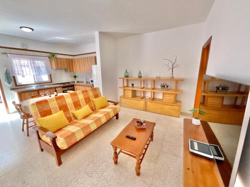 拉拉古纳BARU的客厅配有沙发和桌子