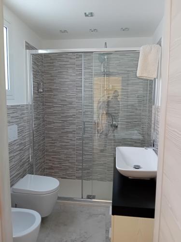 卡塔尼亚Al Punto Giusto的浴室配有卫生间、盥洗盆和淋浴。