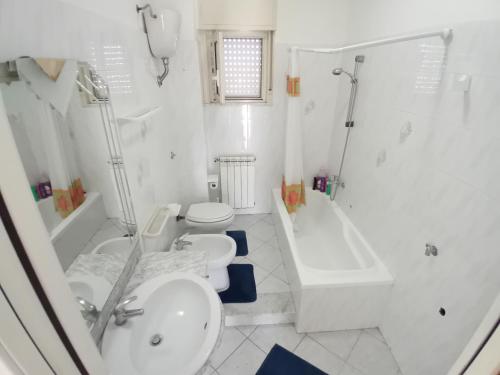 MilenaMilena CL, Appartamento terzo piano via G Matteotti 9, senza ascensore的白色的浴室设有卫生间、浴缸和水槽。