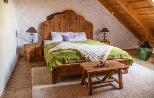 MindszentkállaKáli Panorama Resort的一间卧室配有一张大床和木制床头板