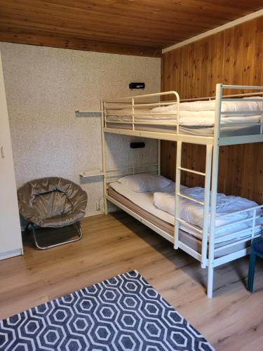 维默比Karlstorp 4 km från Vimmerby的配有2张双层床的宿舍间设有地毯。
