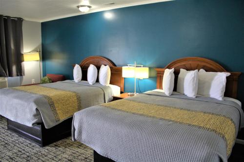 斯科茨堡司格特堡坎贝尔汽车旅馆 的酒店客房设有两张床和蓝色的墙壁。