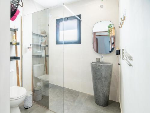 圣路易斯Ô Ruisseau Lodge dattier的带淋浴、水槽和卫生间的浴室