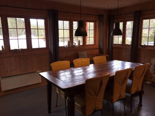 SønstebøBjørnehuset的一间带木桌和椅子的用餐室