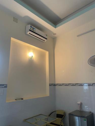 隆海My Linh Motel 976 Đường võ thị sáu long hải的一间设有白色门的房间和墙上的加热器