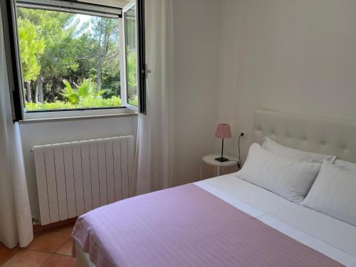 切列梅萨皮卡Da Ksenia的卧室配有白色的床和窗户。