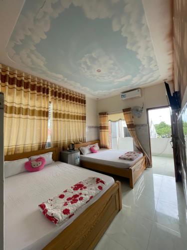 隆海My Linh Motel 976 Đường võ thị sáu long hải的一间卧室设有两张床和天花板