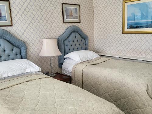迪尔Sutherland House的酒店客房,设有两张床和一盏灯