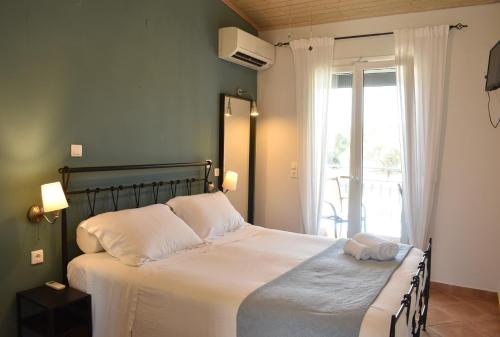 拉瑟Simatos αpARTments & Studios的一间卧室设有一张大床和窗户