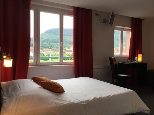 圣迪耶地球酒店酒吧的一间卧室设有一张床和一个大窗户