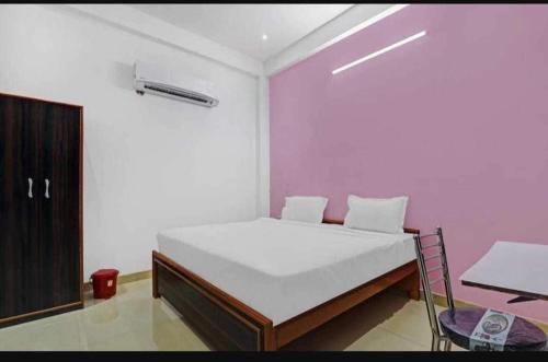 PhāphāmauSpot ON HOME 81265 Hotel Sitasmriti的卧室配有白色的床和椅子