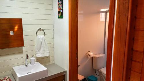 卡内拉Casas Ana的一间带水槽和卫生间的浴室