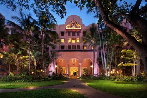 檀香山皇家夏威夷豪华威基基精选度假酒店的夜间酒店外墙的 ⁇ 染