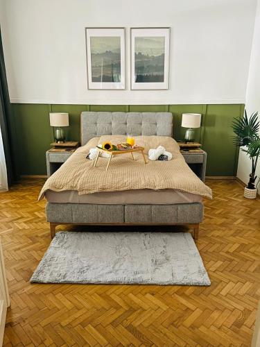 维也纳Apartment 5 min Schönbrunn Gloriette, Direct to City Center, Free Parking的一间卧室配有一张床,上面有水果盘