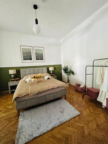 维也纳Apartment 5 min Schönbrunn Gloriette, Direct to City Center, Free Parking的一间卧室配有一张大床和一张桌子