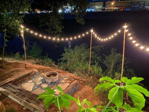 彭世洛彭世洛@睡床青旅的花园在晚上设有灯光和火坑