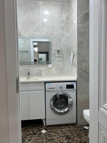 YalanghochУютная квартира в элитном ЖК NRG的一间带洗衣机和水槽的浴室