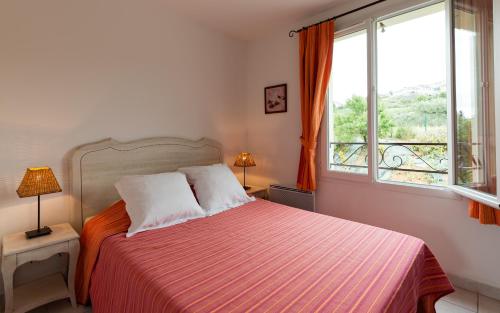 帕拉杜朵麦恩博日科拉格朗日度假公寓式酒店的一间卧室设有一张床和一个大窗户