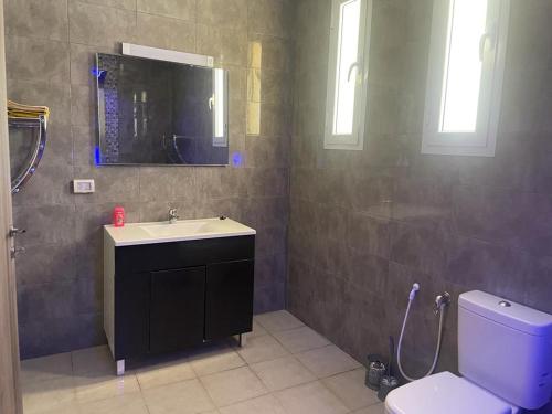 塔巴卡Villa Belle-Vue的一间带水槽和卫生间的浴室