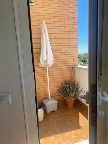 雷阿尔城Las cerezas的浴室设有卫生间,配有毛巾