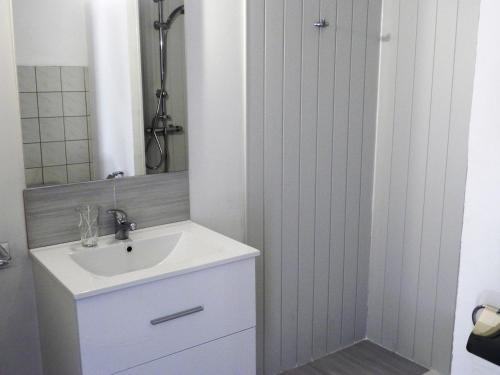 拉弗洛特Villa del Ré 6的白色的浴室设有水槽和淋浴。