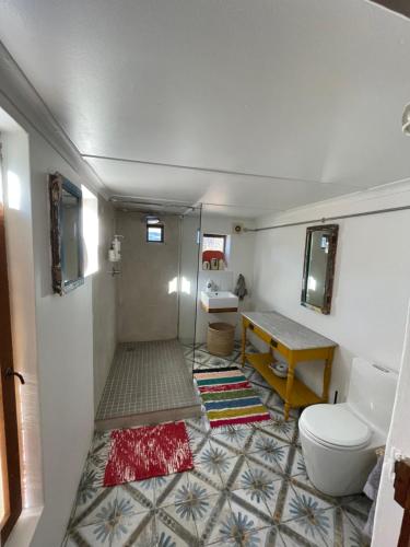 巴里代尔卡鲁沐恩汽车旅馆的带淋浴、卫生间和盥洗盆的浴室