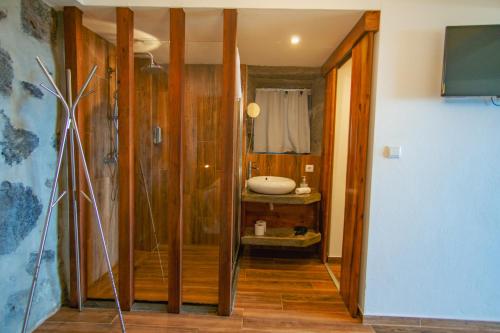 韦拉斯Casa dos Lagos - RRAL nº 2187的设有带步入式淋浴间和盥洗盆的浴室