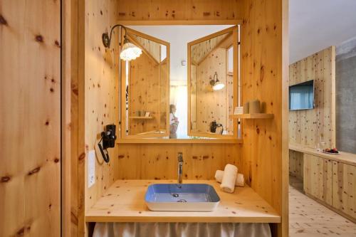 施特劳宾Hotel Der Einrichter的木制浴室设有水槽和镜子