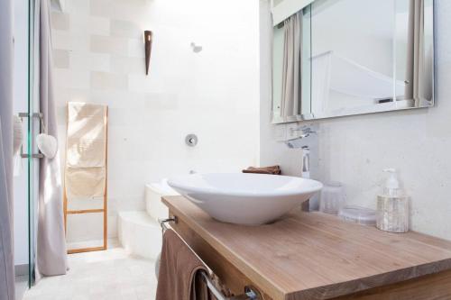 塞米亚克Villa KMEA 4的木制柜台上带白色水槽的浴室