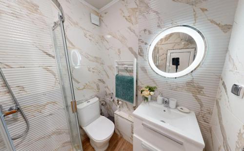 索非亚Апартамент в топ център София 5 Corners的一间带卫生间、水槽和镜子的浴室