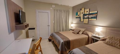 普洛缇尔Casas Noviembre的酒店客房设有两张床和电视。