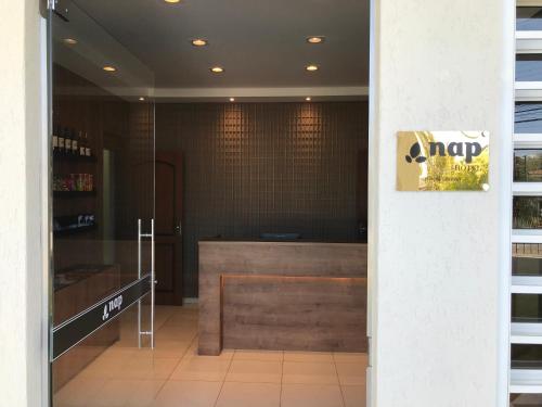 蓬塔格罗萨Nap Hotel的一间在房间内有柜台的餐厅