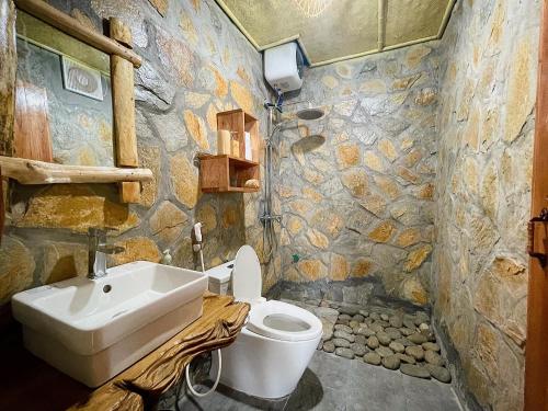 和平PuBin Paradise的石质浴室设有水槽和卫生间