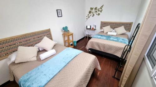危地马拉Central Hostel Reforma的一间卧室配有两张床和一张桌子