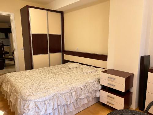 斯特鲁米察Sandras Apartment的一间卧室配有一张床和一个梳妆台