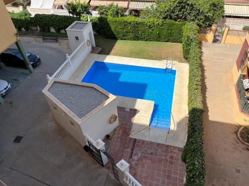 林孔-德拉维多利亚APARTAMENTO PLAYA AZUL的享有庭院游泳池的顶部景色