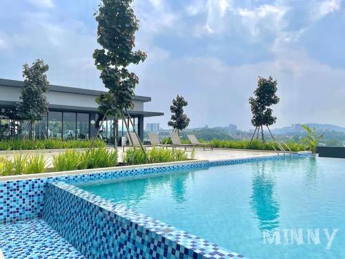 蕉赖Netizen walk to MRT 4-5pax的度假村游泳池的图片