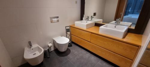 普拉亚Kriol Guest House的一间带两个盥洗盆和卫生间的浴室