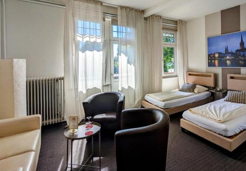 吕贝克瑞士屋酒店 的酒店客房,配有床和沙发