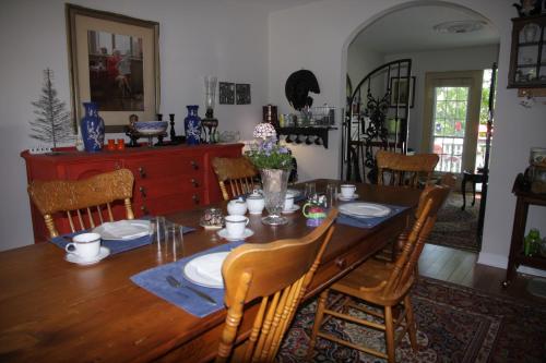 金斯顿O'Brien House的一间带木桌和椅子的用餐室