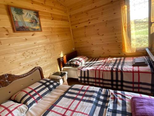 VardenisEco Aura的小木屋内一间卧室,配有两张床