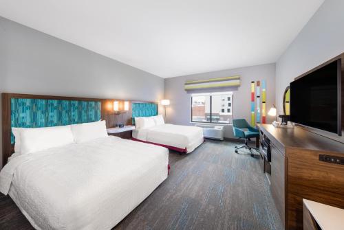 哥伦布Hampton Inn Columbus Downtown, Ga的酒店客房设有两张床和一台平面电视。
