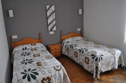 纳瓦莱诺Hostal La Tablada的小型客房配有两张床,
