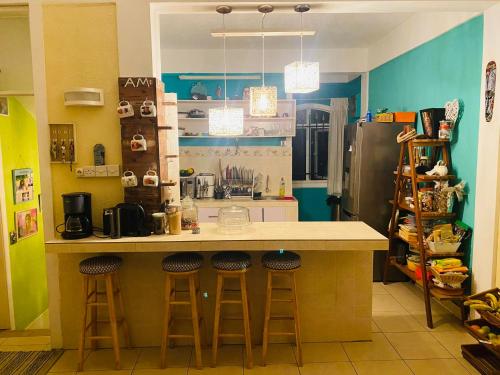 马埃堡Residence Mish的厨房配有带凳子的柜台和冰箱。