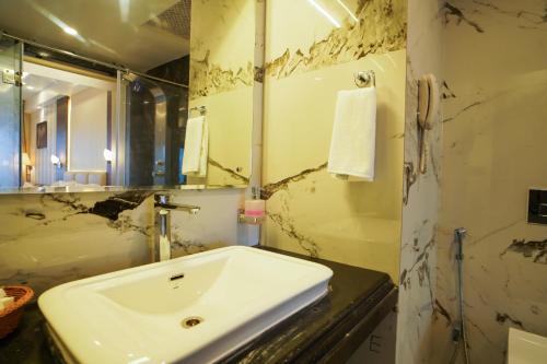 曼达莫尼Shanti Seaview Resort & Spa的浴室配有白色水槽和浴缸。