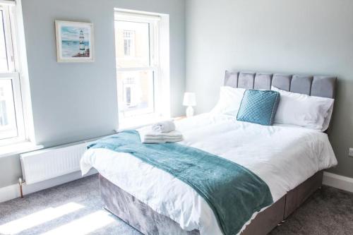 伦敦德里Castle gate lodge的一间卧室配有一张带蓝色毯子的床