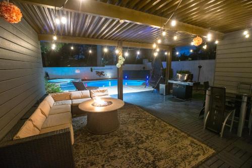 拉斯维加斯1800 SqFt House W/Heated Pool Spa 13Min From Strip的一个带沙发和桌子的庭院和一个游泳池