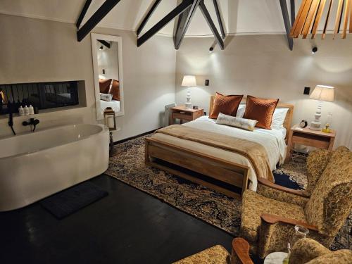 德尔斯特鲁姆Tarry-Stone Cottages的一间卧室设有一张大床和一个浴缸