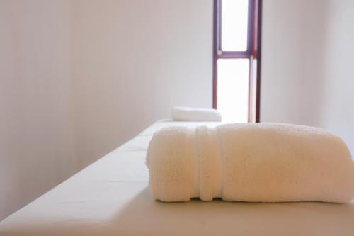 切图马尔玛雅秘密精品酒店 的坐在房间地板上的白色毛巾